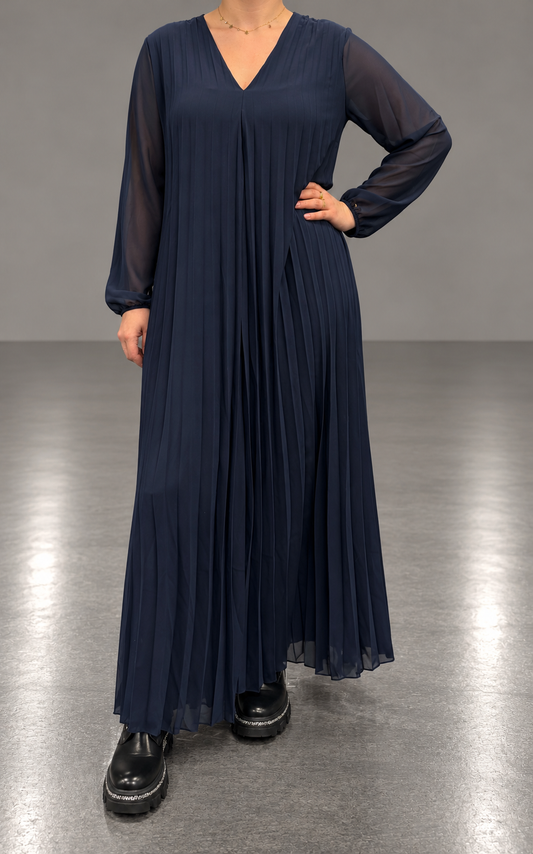 Robe Longue Plissée Élégance Noire – Col V & Manches Longues