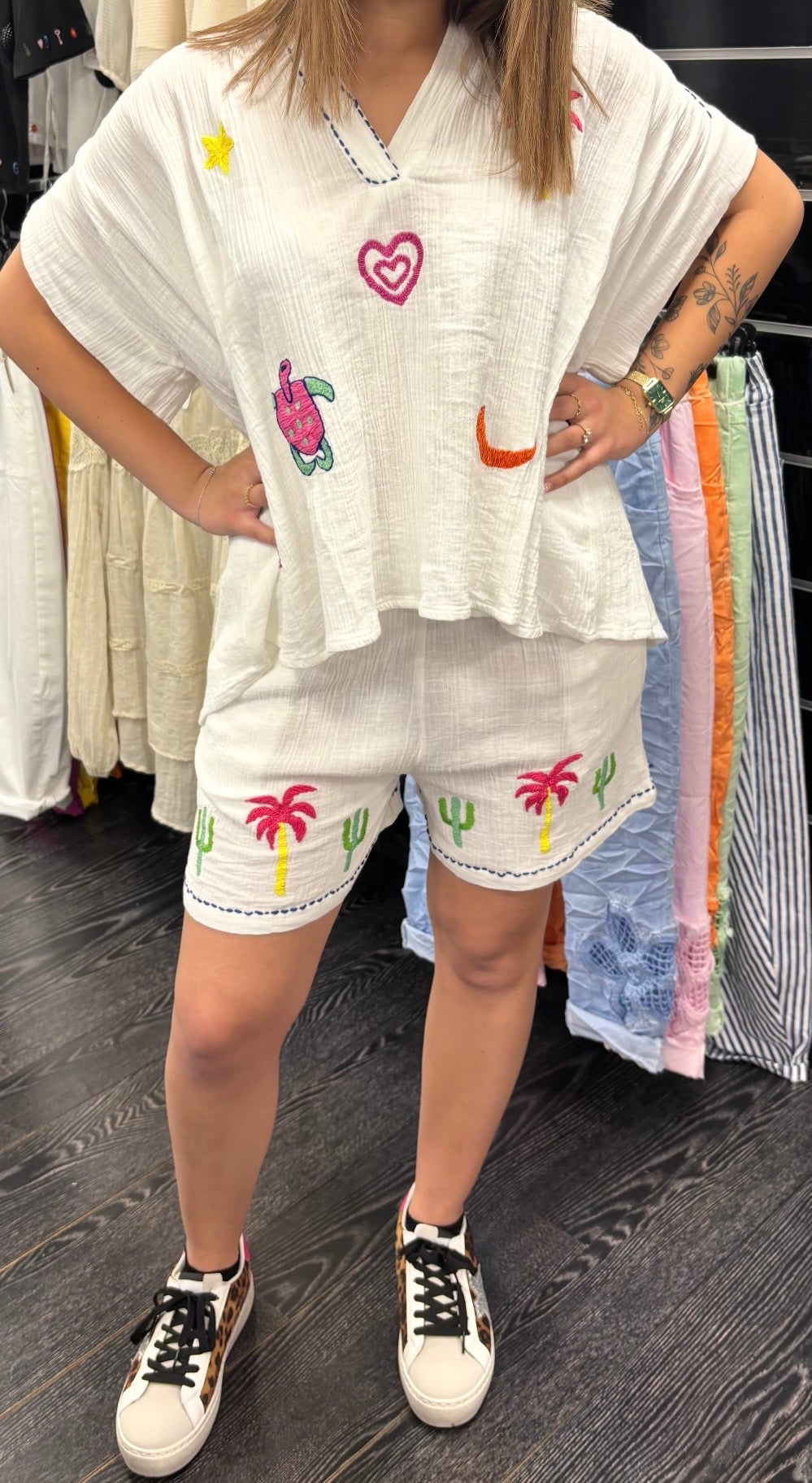 Short blanc à broderies