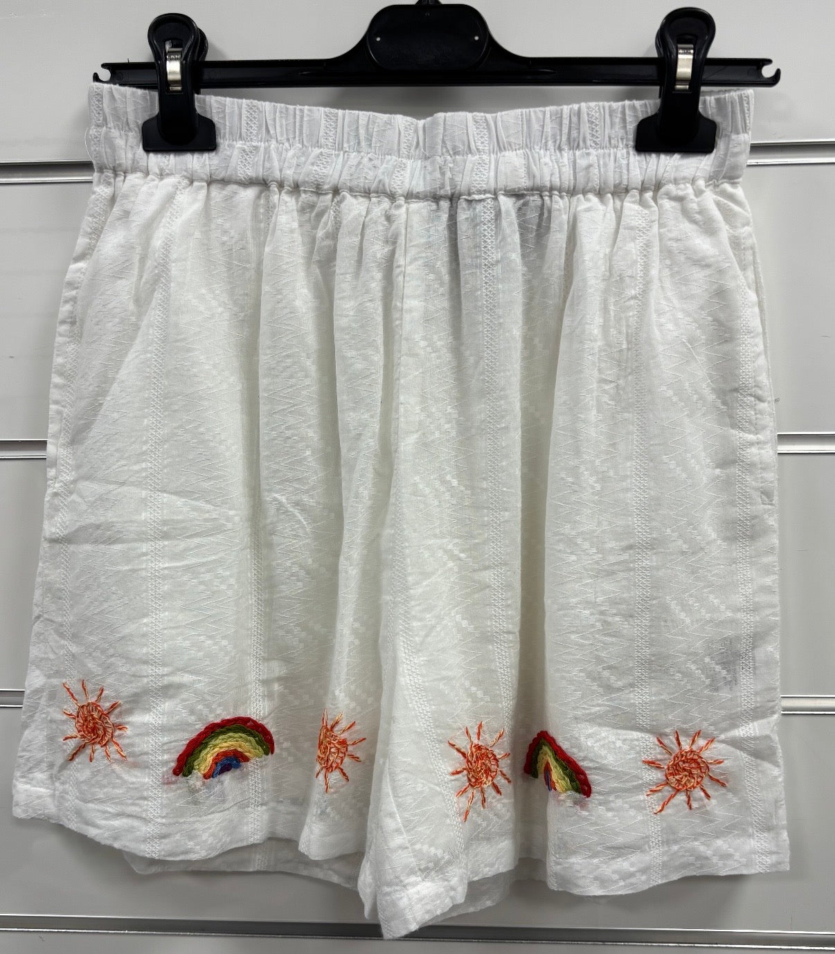 Short blanc à broderies